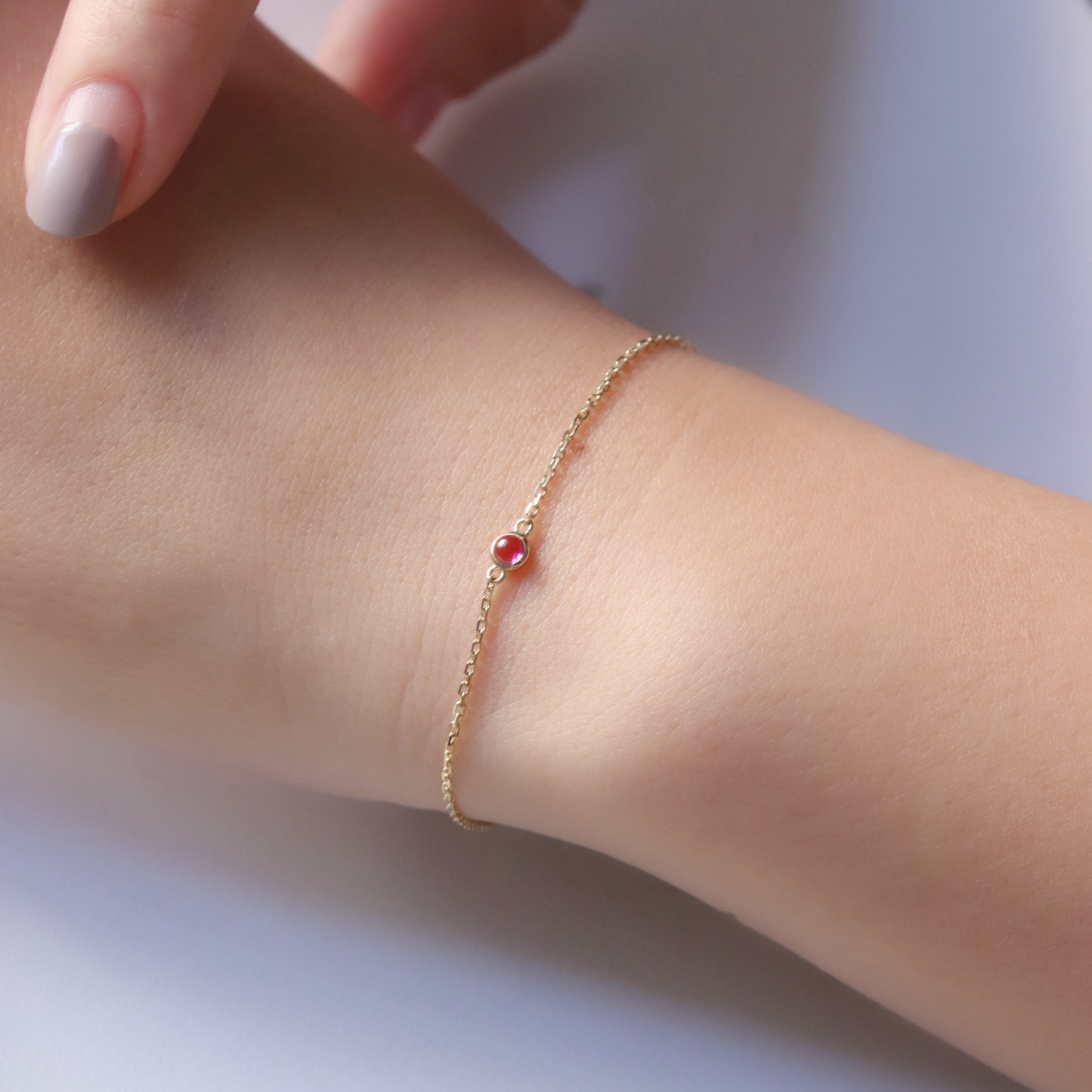 朱砂痣。18K金天然粉碧玺手链女款单钻极细手链女小众百搭通勤。