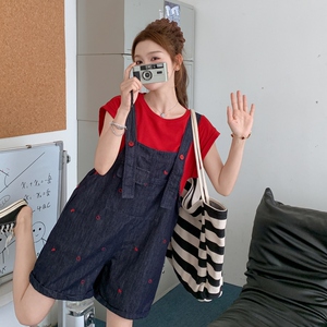 时尚减龄刺绣牛仔背带短裤两件套女夏季2025简约红色T恤流行套装图片