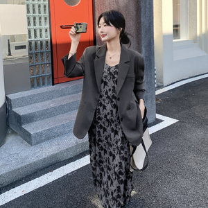 休闲气质灰色西装碎花吊带连衣裙套装女春秋季气质一整套ootd穿搭