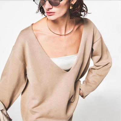 休闲又优雅简约细致深V领套头衫