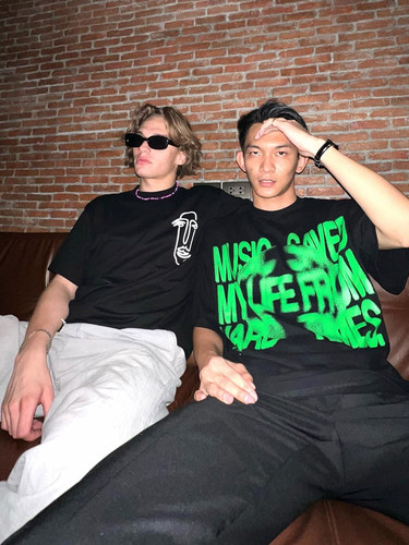 Sorrymom手绘人像印花宽松短袖T