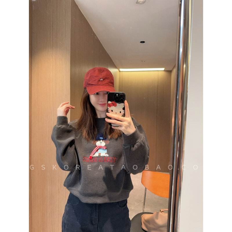 现货贴布小狗红色字母2025秋冬挺括暖糯显瘦短款灰色卫衣,女装/女士精品,卫衣/绒衫,淘宝优惠券,粉丝福利购,淘宝优惠卷