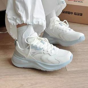 安踏飞驰跑步鞋女2025春季新款革面轻便耐磨防水通勤运动休闲鞋女