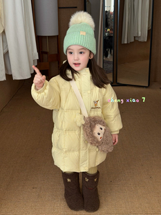 凡妈童装2026冬季新款女童小童韩版毛毛卡通挎包连帽中长款羽绒服