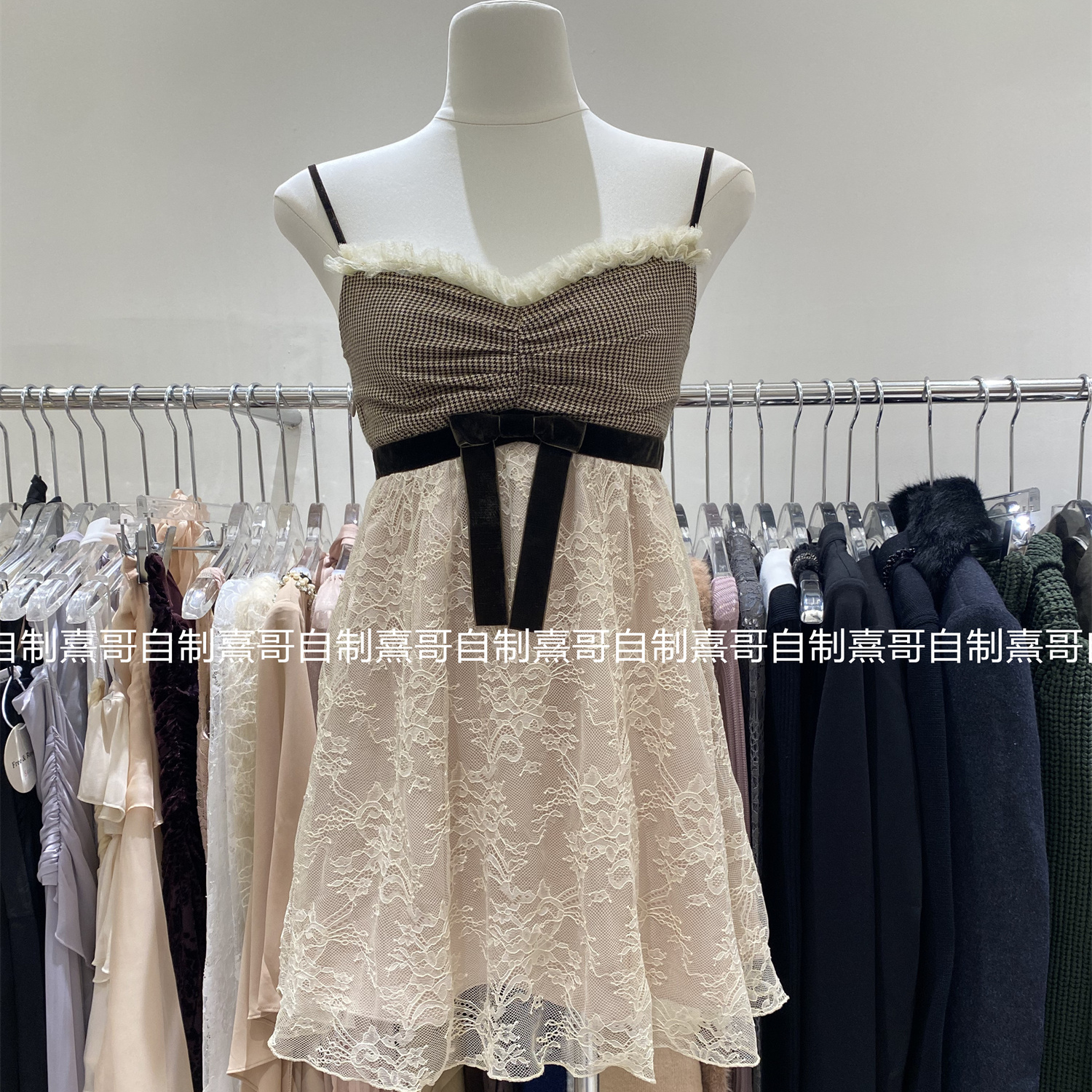 法式复古撞色蕾丝拼接吊带连衣裙冬新款设计感小众收腰显瘦A字裙