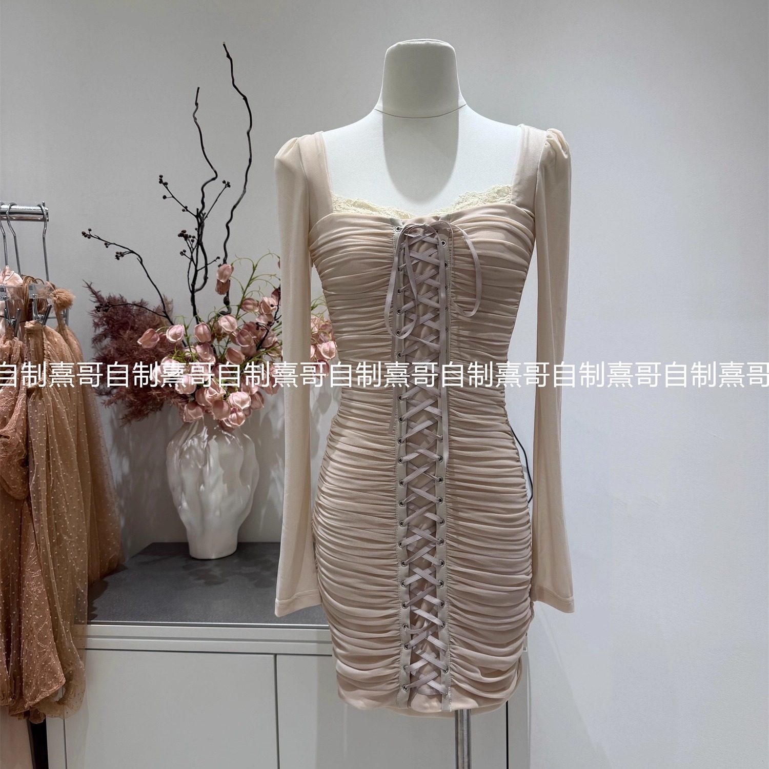 蕾丝拼接纯欲风绑带长袖连衣裙女紧身设计感修身显瘦打底包臀短裙