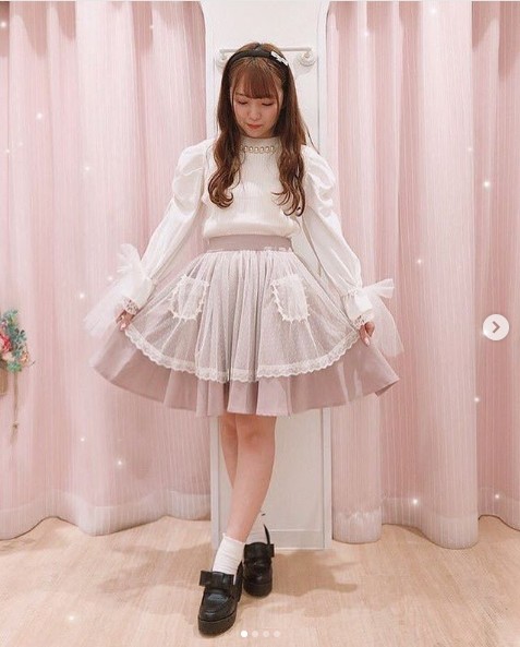 半高领口点叭袖纱竖条纹蝴蝶结