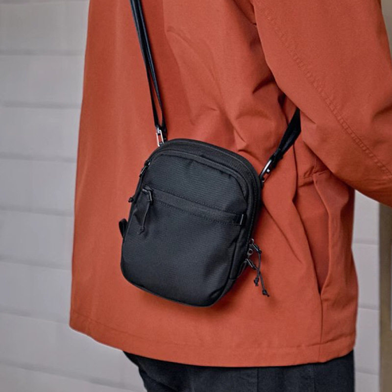 包魔斜挎包黑色小包便携数码收纳包简约风多拉链胸包简约通勤包