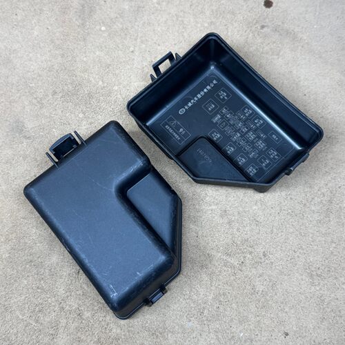 适用于炫丽M2M4保险丝盒盖上盖