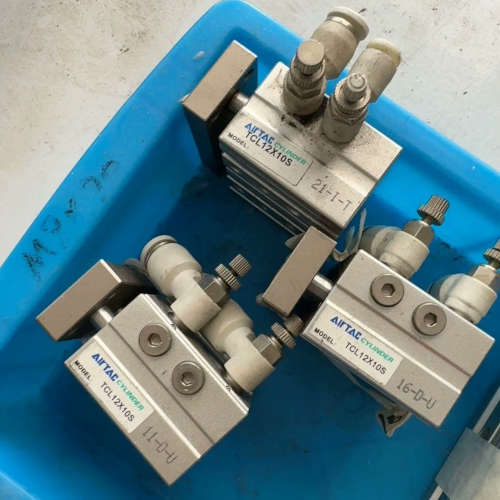 亚德客三轴气缸,型号TCL12X10S,九成新。功能完好。有议价。