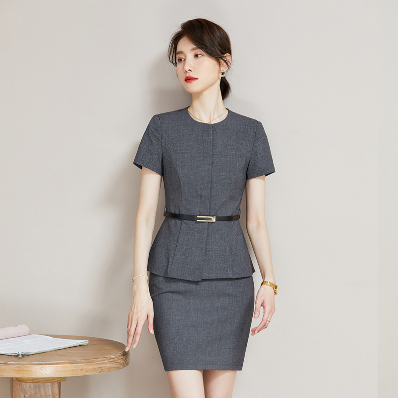 灰色职业装西装工作服餐饮经理