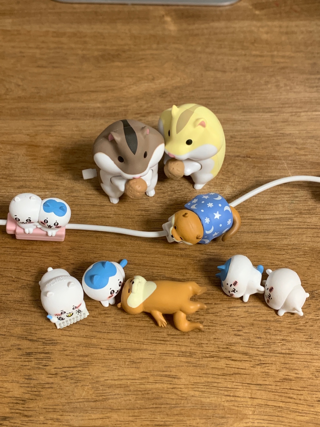 日单奇谭俱乐部可爱水獭扭蛋数据线保护装饰乌萨奇吉伊小八