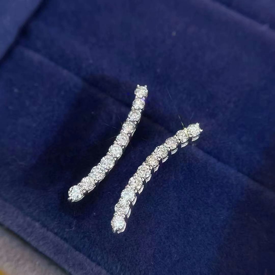 18K金镶嵌女款0.4克拉天然南非大钻小钻圆钻钻石微笑耳钉真金真钻