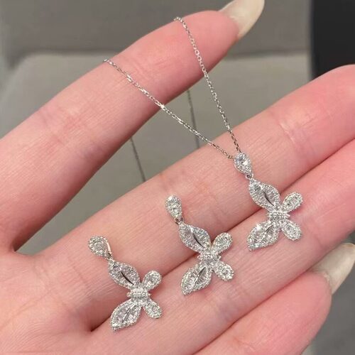 18K白金女镶嵌0.4克拉天然南非高品质钻石蝴蝶吊坠真金真钻送证书