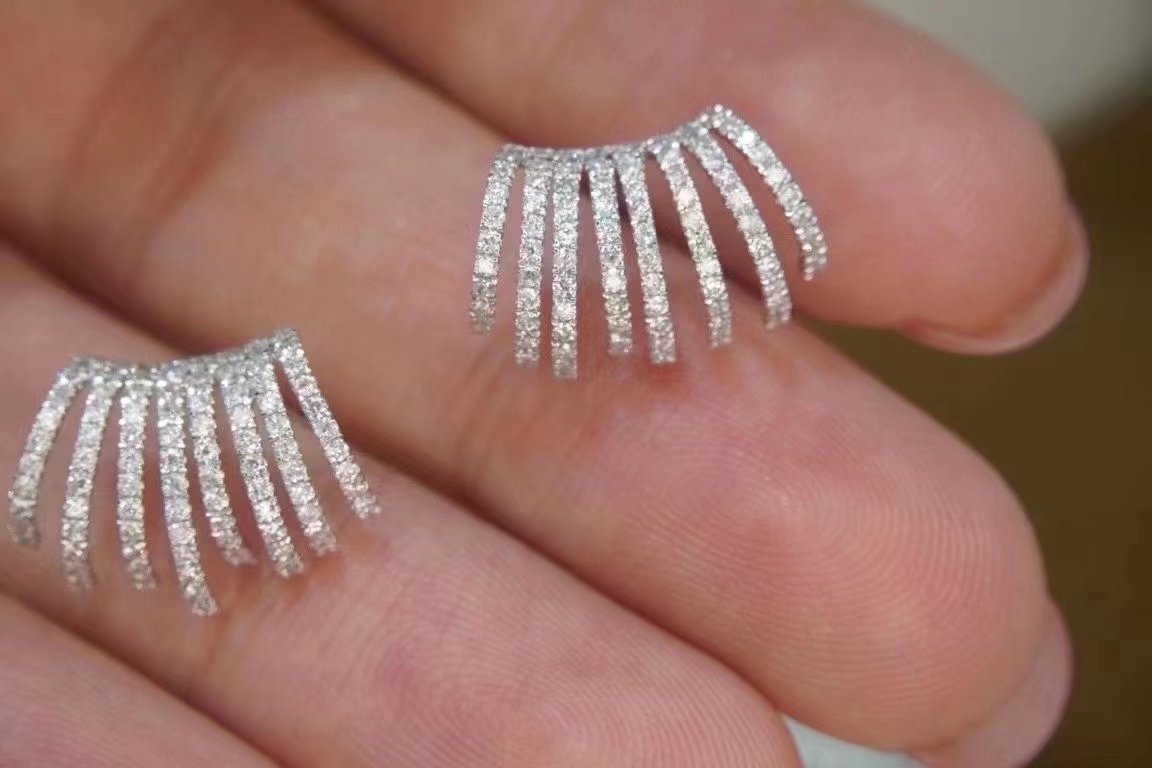 18K金镶嵌女款 0.76克拉天然南非圆形钻石不规则多环形耳钉送证书