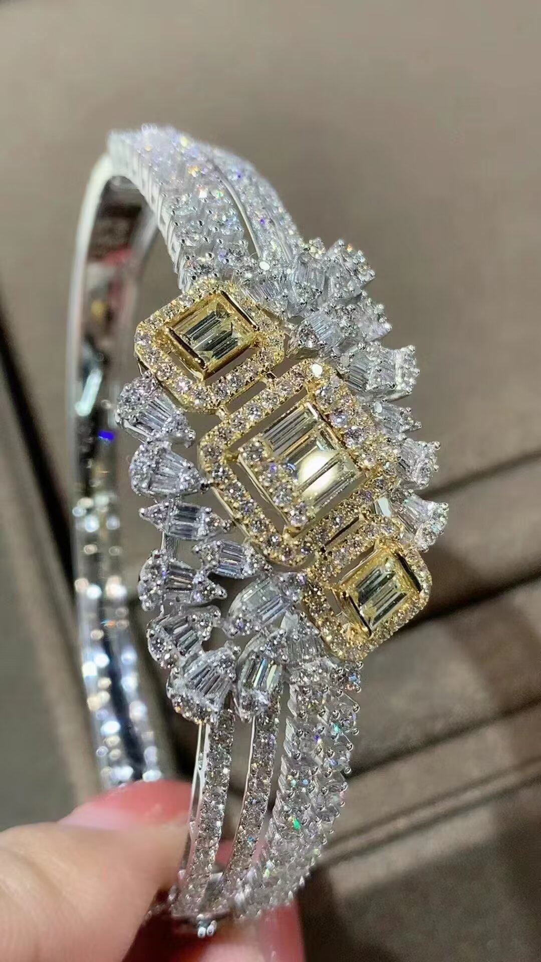 迪拜珠宝展18k金女镶4.3克拉天然南非高品质钻石拼镶手镯真金真钻