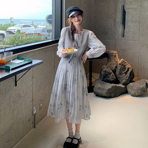 法式温柔风穿搭马甲配碎花连衣裙女2025春秋新款显瘦时尚图片