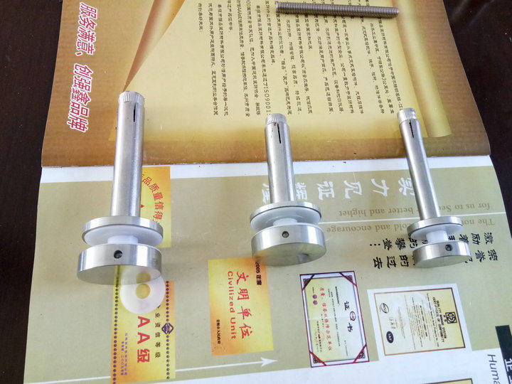 楼梯栏杆立柱玻璃夹驳接爪窨井盖图片