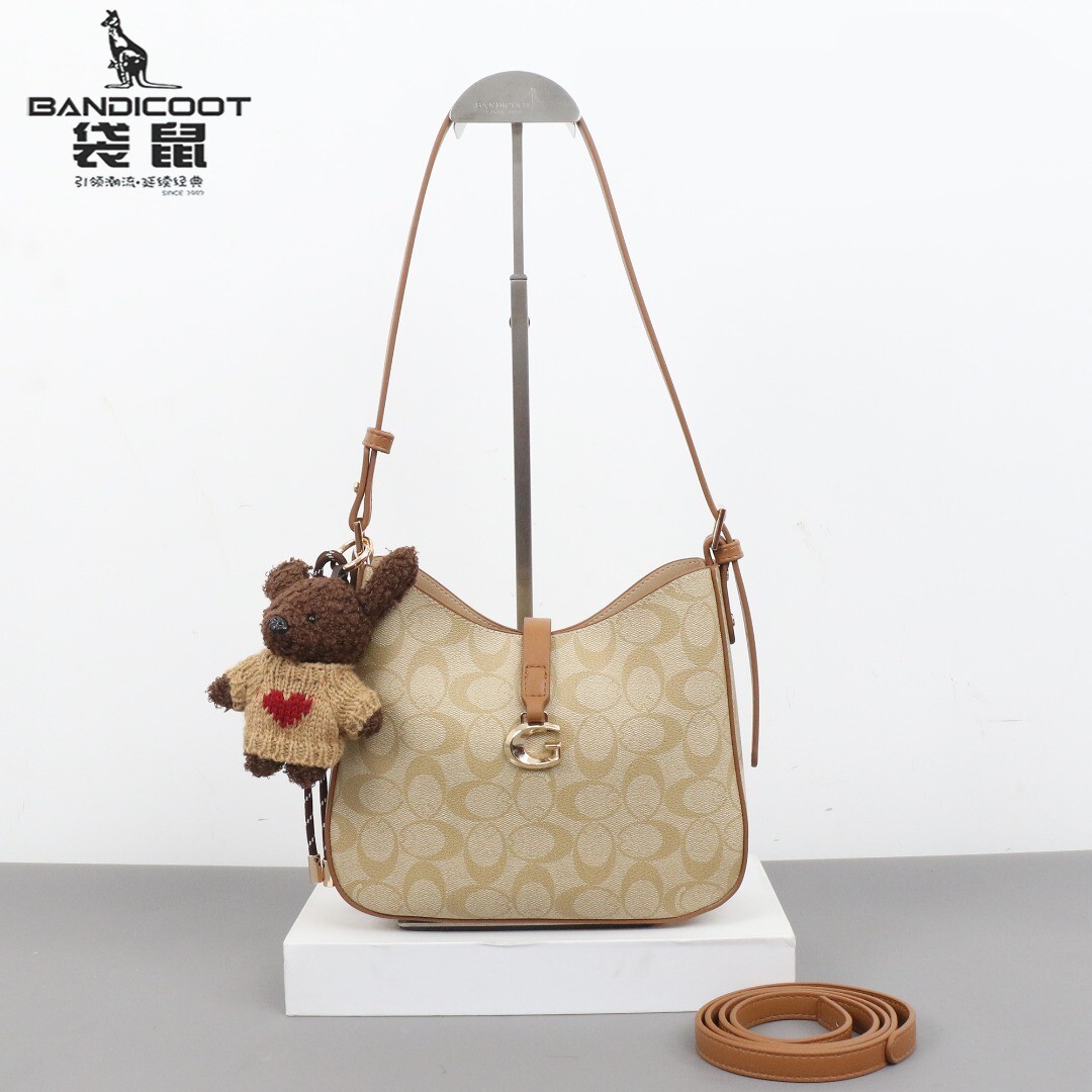 袋鼠女包水桶包小包包商场同款2026新款百搭单肩斜挎包小熊挂件