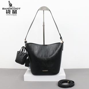 袋鼠女包水桶包单肩斜挎包米白简约小包挂饰2026新款 潮 巨好看时尚