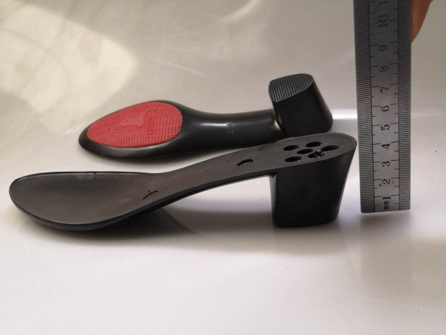 女士粗跟圆头材料防滑鞋底