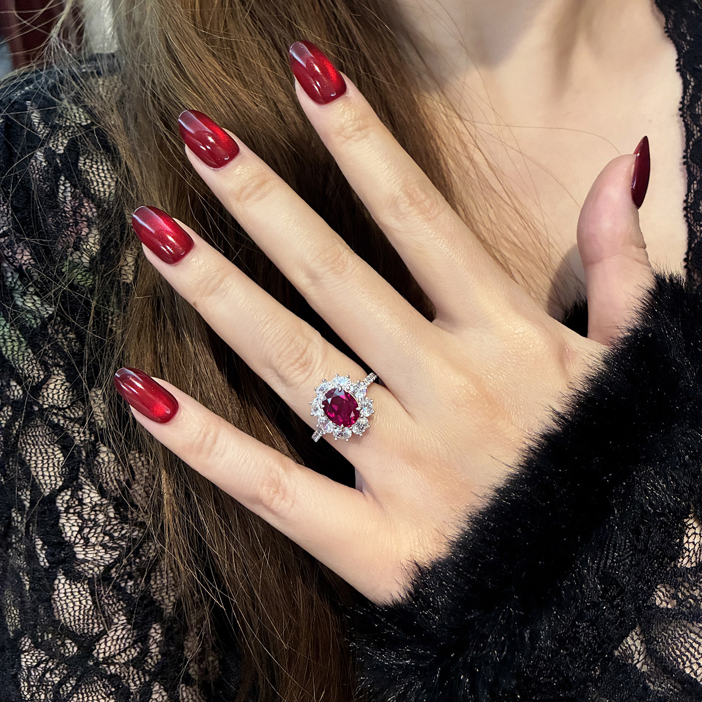 高级感气质2克拉红宝石戒指圆钻显白鸽血红围镶镶钻通勤彩宝戒子
