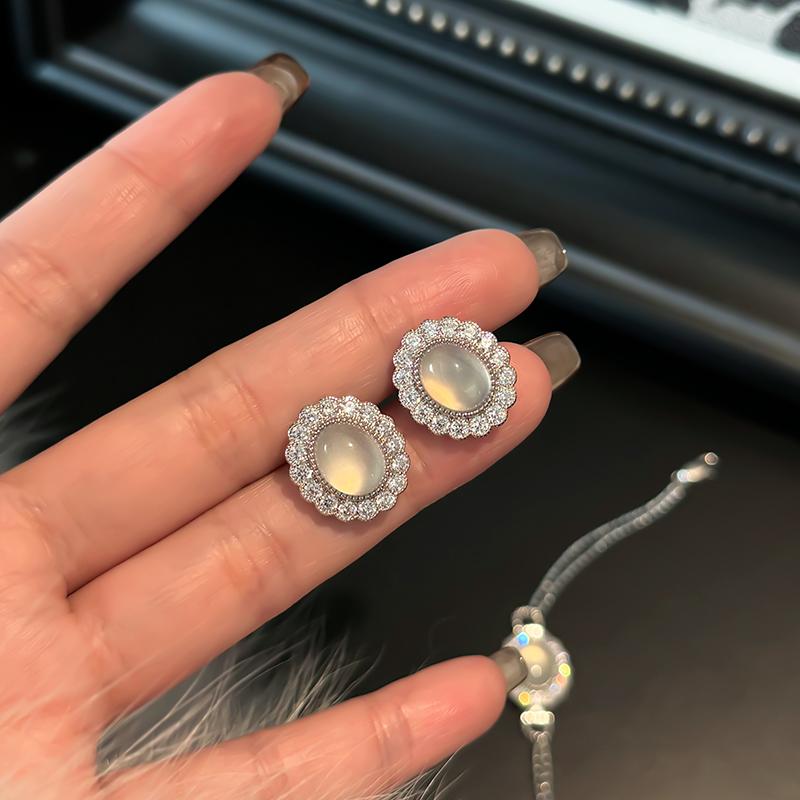 温柔的高冰白玉髓蛋面耳钉
