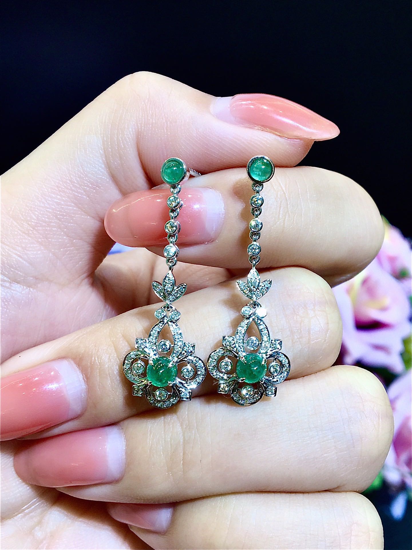 18k金素面祖母绿钻石耳钉,颜色翠绿十分点睛透光度好,晶体通透