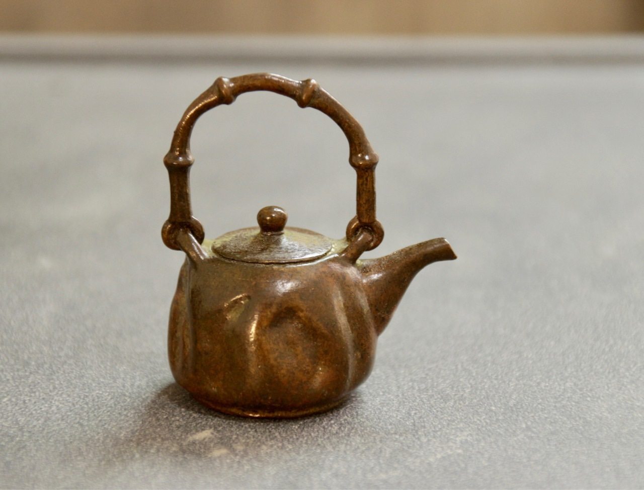 铜虫 茶宠迷你茶壶手把玩件茶台空间配饰 纯铜实心失蜡法精工铸造