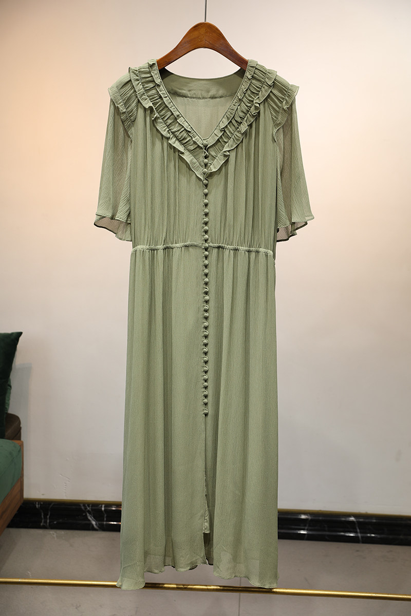 上身自在不拘束,可以愉悦做自己,性感v领嵌木耳花边纯真丝长裙