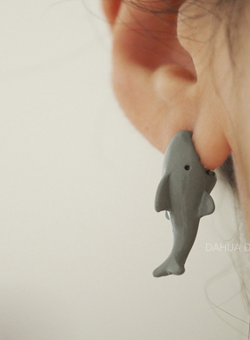 原创小鲨鱼咬耳朵 个性可爱搞怪设计感小众艺术感耳钉耳饰耳环