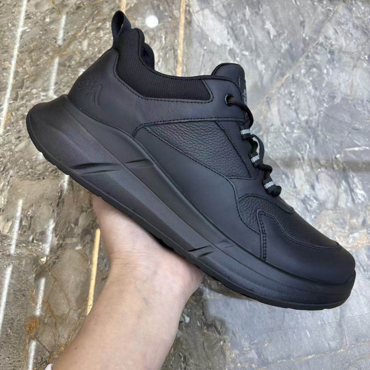 广州真皮男鞋百搭全黑色休闲鞋防滑耐磨橡胶底跑步运动鞋商务通勤