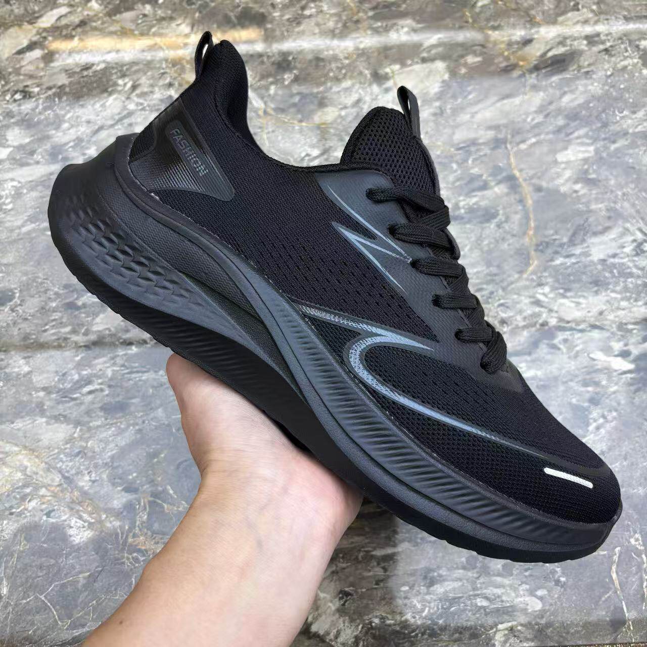 2026春季男鞋黑色透气运动休闲鞋轻便软底百搭飞织网面防臭跑步鞋