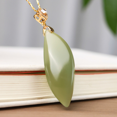 天然新疆和田玉树叶玉吊坠
