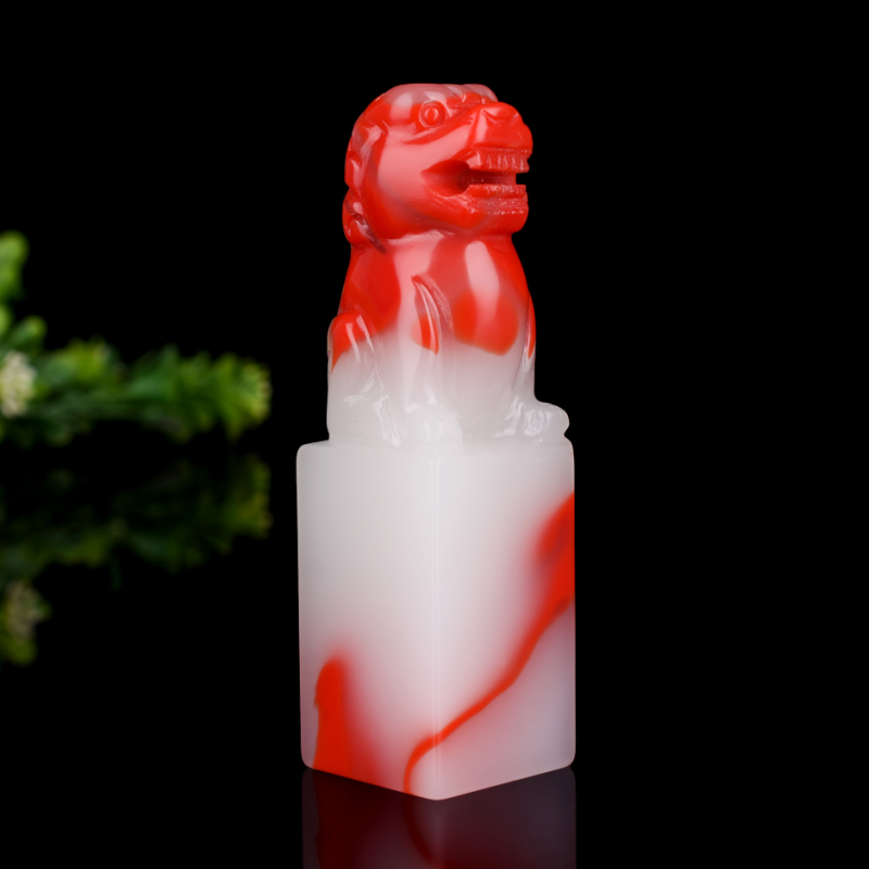 新品天然鸡血玉印章和田玉石印章摆件文房四宝雕刻玉狮把件
