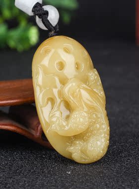 招财金蟾项链坠精雕天然和田玉