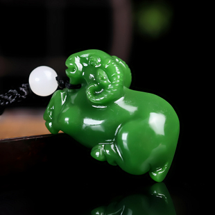 天然新疆和田玉碧玉招财玉羊手把件菠菜绿玉生肖羊护身挂件小把件