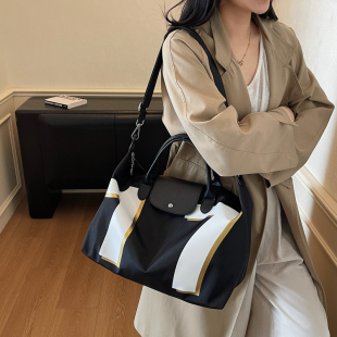 大容量字母手提包女2025新款轻便短途旅行包可挂行李箱休闲斜挎包