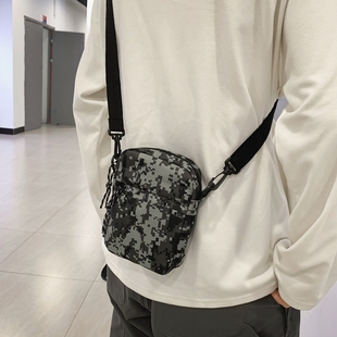 秋冬季包包男2025新款小挎包潮牌百搭斜挎包运动款休闲情侣手机包
