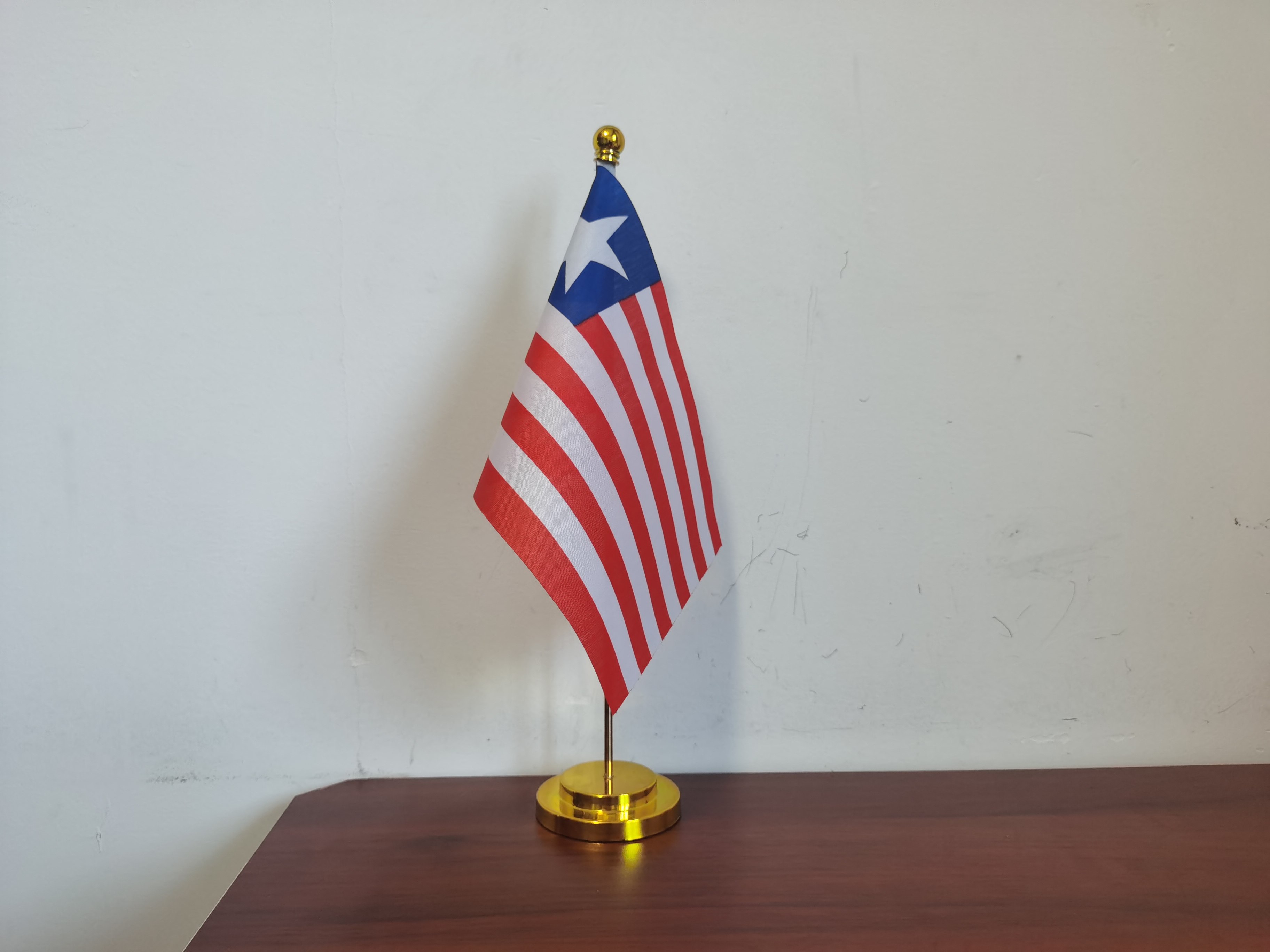 利比里亚国旗摆件可开票办公桌旗办公室桌面台面利比里亚小国旗