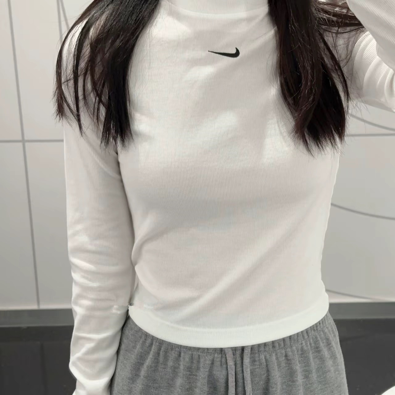 正品NIKE耐克女子刺绣小勾运动休闲半高领长袖T恤DV7881-010-100