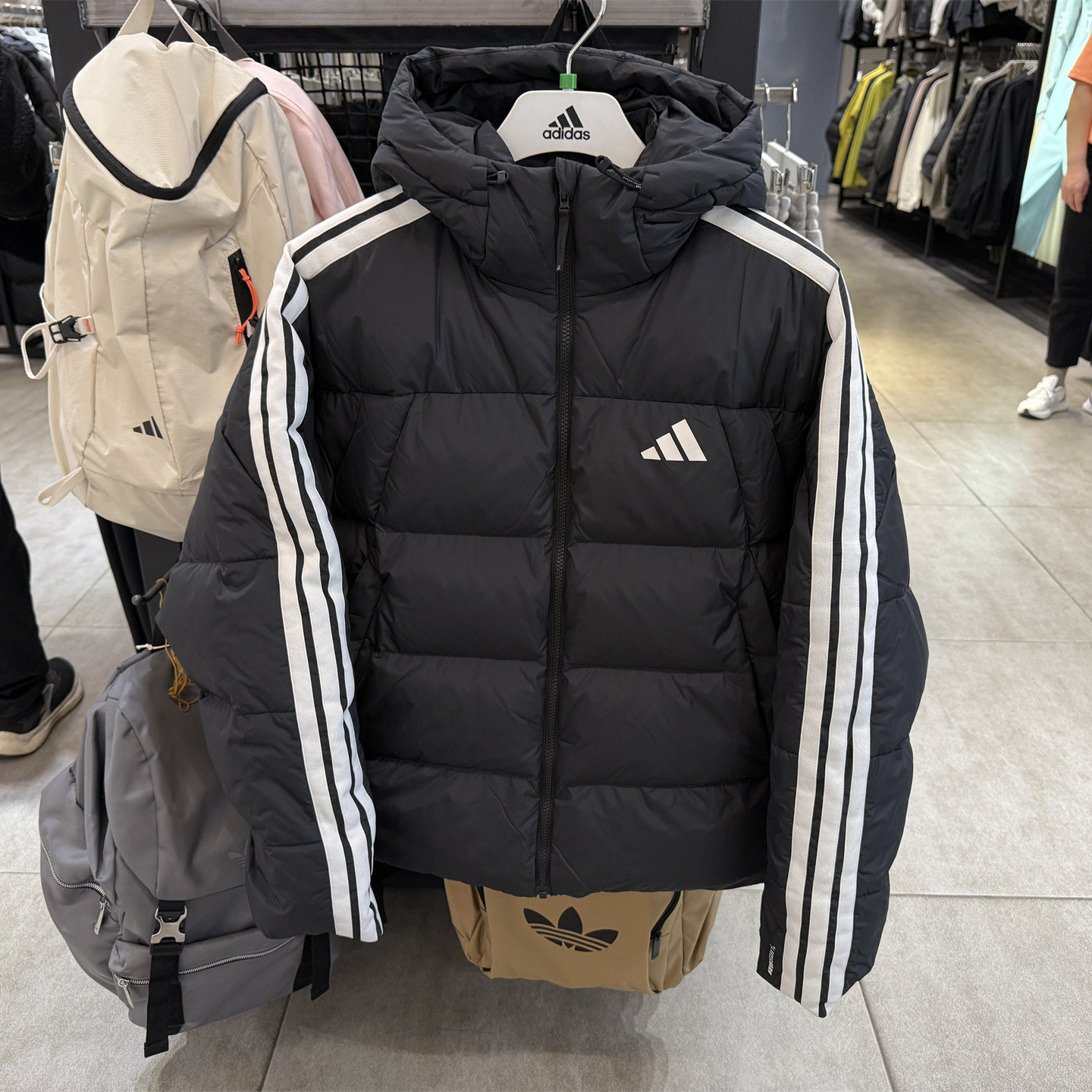 adidas阿迪达斯鸭绒面包服秋冬男防风保暖短款连帽羽绒服KC2493