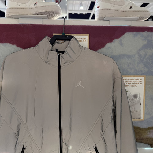 耐克男子反光夹克2026春季新款JORDAN运动立领梭织外套IF1878-095