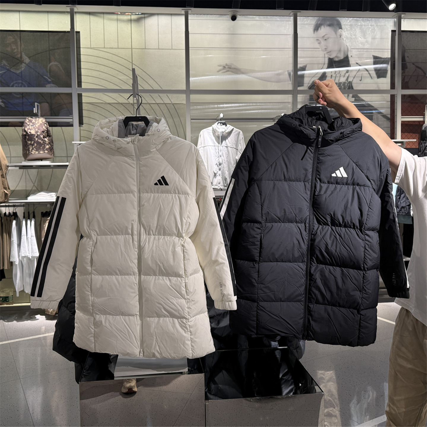 Adidas阿迪达斯女冬季新款连帽保暖运动休闲羽绒服 JG3855 JG3856