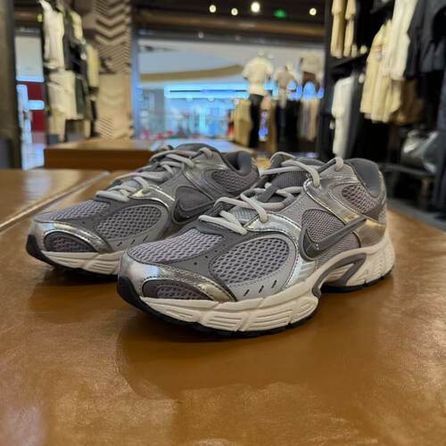专柜正品NIKE耐克V5 RNR男休闲运动复古跑鞋风透气运动鞋 HJ5228