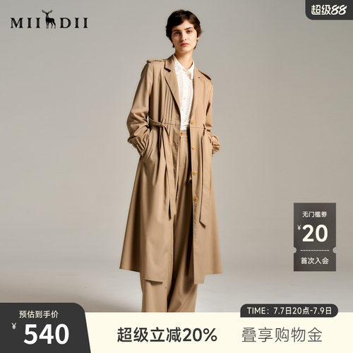 知性翻领风衣，材质顺滑，版型利落