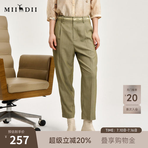 裤脚微收线条干净利落，勾勒极简率性姿态