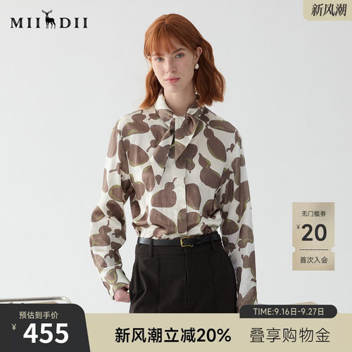 自带光泽感，轻盈飘逸，衣领结合领结设计