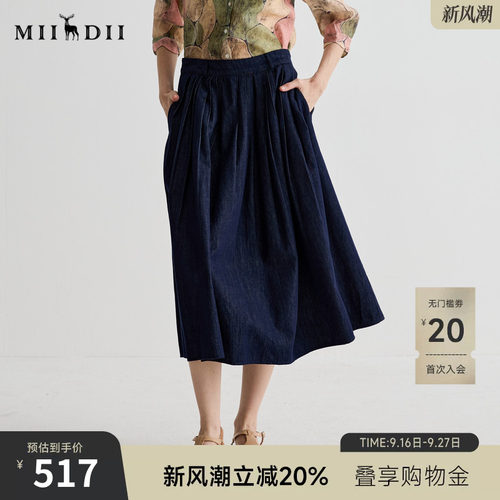简洁包容，压褶细腻，后腰撞钉设计