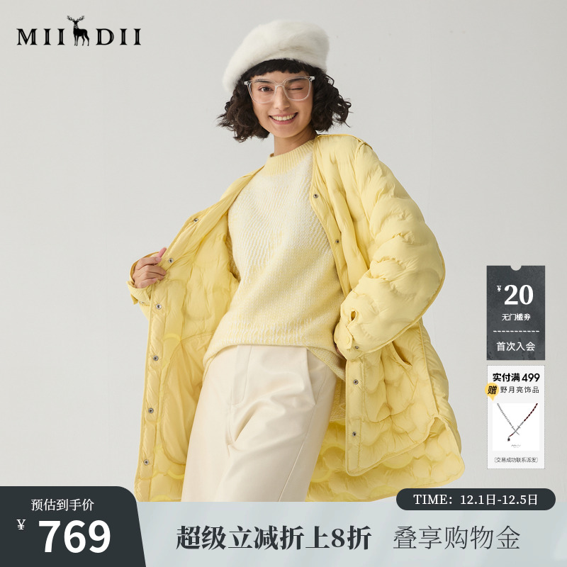 双面设计可呈现多种搭配造型，廓形简洁时髦